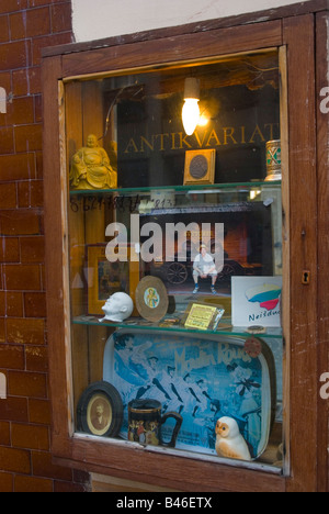 Schaufenster von einem Second Hand Laden in Vilnius Litauen Europa Stockfoto