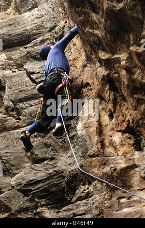 Kletterer auf seinem Weg auf einer senkrechten Felswand Nepal Stockfoto