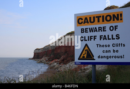 Klippe fallen Warnzeichen bei Hunstanton in Norfolk, England. Stockfoto