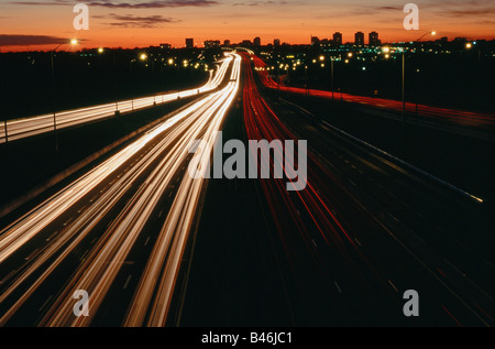 Verkehr in der Nacht auf Highway #401 Toronto, Ontario, Kanada Stockfoto