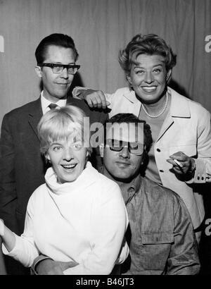 Theater/Theater, Kabarett, 'Die Münchner Lach- und Schießgesellschaft' und 'Die Stachelschweine', Edith Elsholtz, Achim Strietzel, Jo Herbst und Ursula Noack, Gruppenbild, Radio- und Fernsehausstellung, Berlin, 7.9.1963, Stockfoto