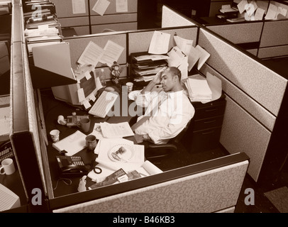 Geschäftsmann in Großraumbüro Stockfoto