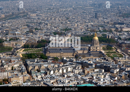 Blick über Paris in Richtung der Hôtel des Invalides und Domkirche, Frankreich Stockfoto