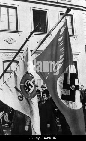 Veranstaltungen, Bier Hall Putsch 1923, Nazi-Flaggen beschlagnahmt von Polizei, München, Weimarer Republik, Bayern, Politik, Adolf Hitl Stockfoto