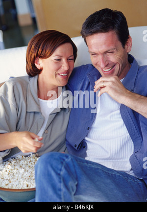 Paar auf Couch Stockfoto