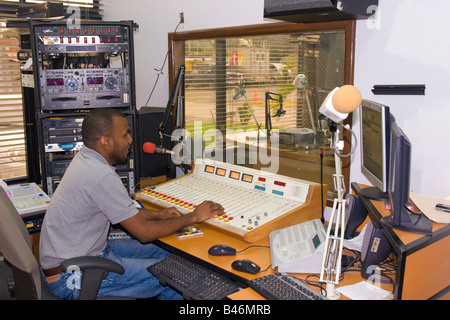 La Nacional Radio Konsole Tankstellenbetreiber. Panama City, Republik von Panama, Mittelamerika. Stockfoto