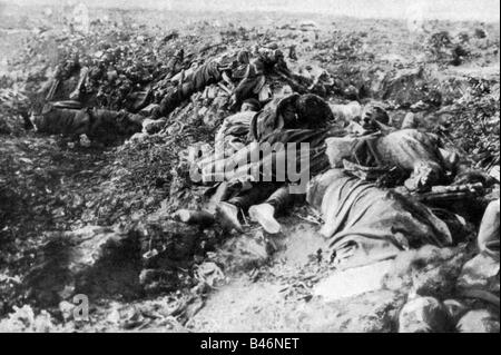 Ereignisse, Erster Weltkrieg/erster Weltkrieg, Westfront, gefallene deutsche und englische Soldaten in gestürmter Maschinengewehrposition, Frankreich, ca. 1917, Stockfoto