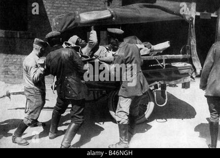 Ereignisse, Erster Weltkrieg/erster Weltkrieg, medizinischer Dienst, schwer verwundeter französischer Soldat wird auf einem Krankenwagen, Frankreich, um ca. Stockfoto