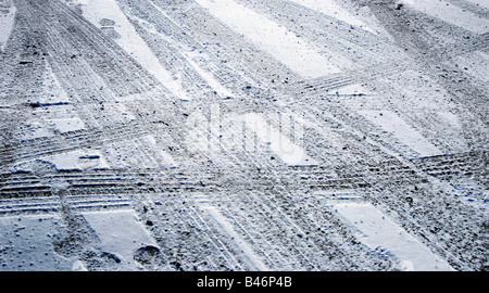 Reifenspuren im Schnee Stockfoto