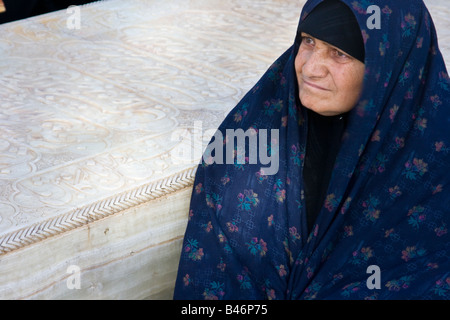 Muslimische Frau trägt ein Tschador am Grab von Hafez in Shiraz, Iran Stockfoto