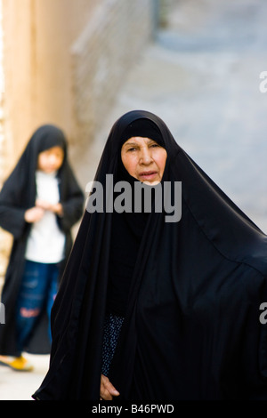 Junge Mädchen und Erwachsene Frau mit schwarzen Tschador in Yazd, Iran Stockfoto
