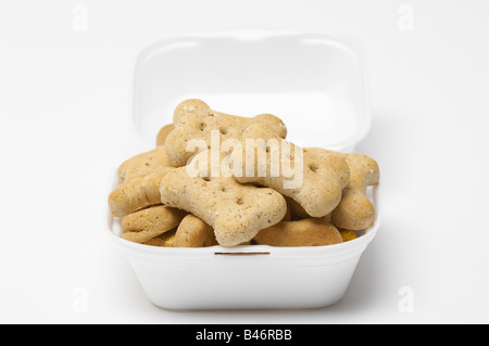 Dog Treats in Styropor-Behälter Stockfoto