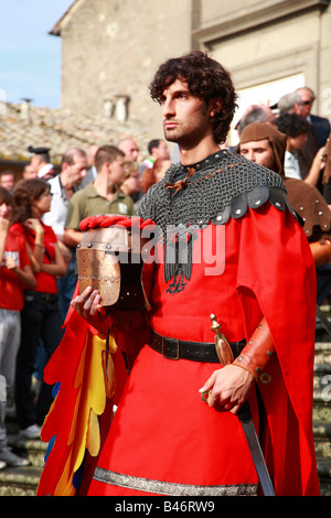 Mann im 14. Jahrhundert Ritter Kostüm tragen Helm Stockfoto