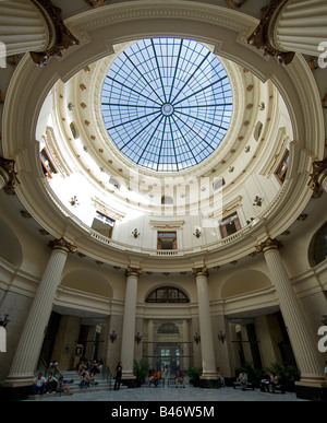 3 Bild Panorama Stitch Innenansicht der Kuppel im Kulturzentrum der Banco do Brasil in Rio De Janeiro. Stockfoto