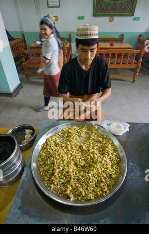 Uyghur machen Manti hinter eine riesige Schüssel mit ausfüllen Yarkand in Xinjiang Provinz China Stockfoto