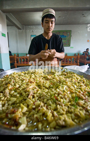 Uyghur machen Manti hinter eine riesige Schüssel mit ausfüllen Yarkand in Xinjiang Provinz China Stockfoto