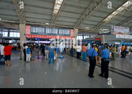 Sicherheitslinie für abfliegende Passagiere am Flughafen von Yang Xian Xian China Stockfoto