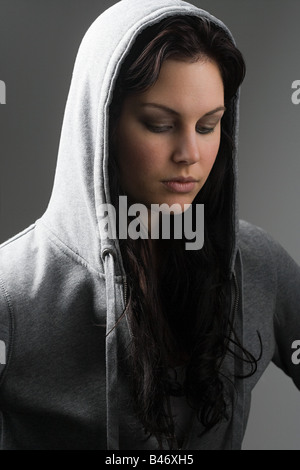 Junge Frau trägt Kapuzenshirt Stockfoto