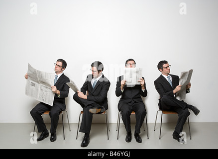 Geschäftsleute, die Zeitung lesen Stockfoto