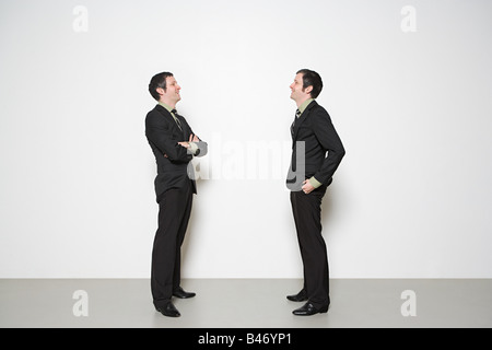 Männer, die Konversation Stockfoto