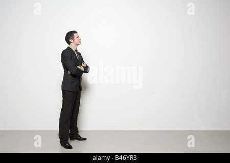 Geschäftsmann mit verschränkten Armen Stockfoto