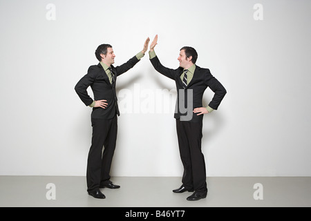 Männer, die hohe fünf Stockfoto