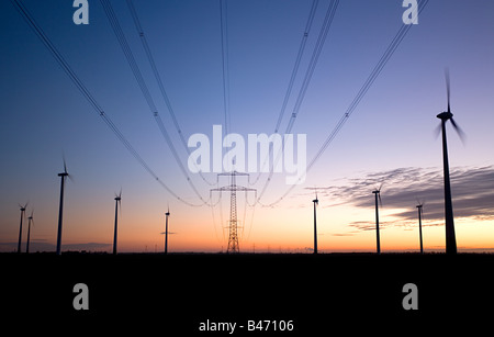 Pylon und Windturbinen Stockfoto