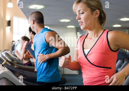 Menschen auf Laufbändern Stockfoto