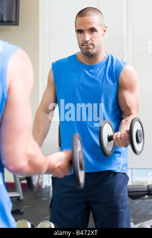 Mann mit Hantel Stockfoto