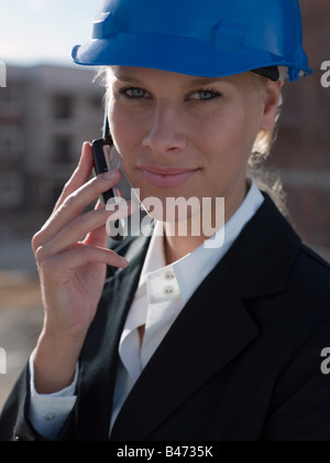 Ingenieur auf Handy Stockfoto