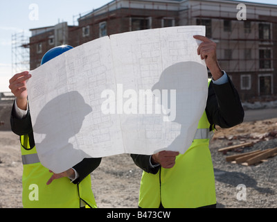 Architekten mit Bauplan Stockfoto