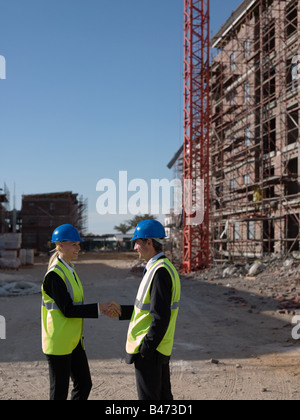 Ingenieure, die Hände schütteln Stockfoto