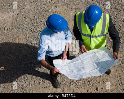 Architekten mit Bauplan Stockfoto