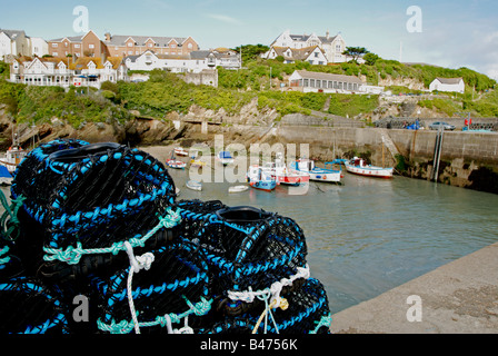 neue, moderne Hummer Töpfen auf der Hafenmauer in Newquay, Cornwall, uk Stockfoto