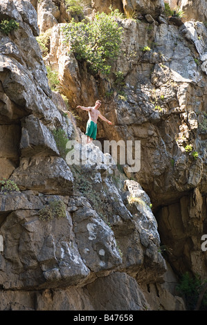 Mann von Felsen springen Stockfoto