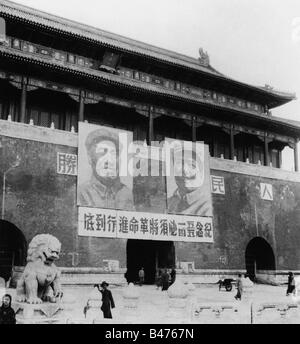 Geographie/Reisen, China, Politik, Peking, Tiananmen mit Porträts von Mao Zedong, 1950er Jahre, Stockfoto