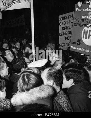 Geografie/Reisen, Deutschland, Politik, Demonstrationen, Demonstration von Münchner Schülern gegen NPD-Partei, außerhalb des Circus Krone, München, 18.11.1966, Stockfoto