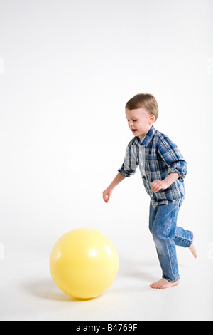 Ein Junge läuft nach einem ball Stockfoto