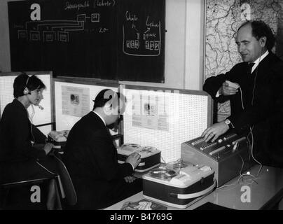 Bildung, Schule, Lehrer und Schüler im Sprachlabor des Goethe-Instituts, München, 1960er Jahre, Stockfoto