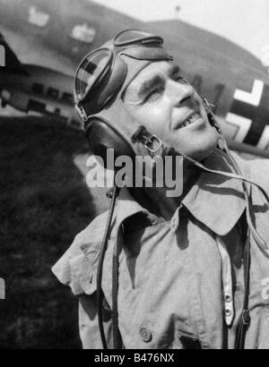 Ereignisse, Zweiter Weltkrieg/zweiter Weltkrieg, Luftkrieg, England, Luftwaffenkriegskorrespondent nach einer Mission gegen England, im Hintergrund ein deutscher Bomber Heinkel 111, Frankreich, August 1940, 20. Jahrhundert, historisch, historisch, Wehrmacht, Deutschland, Drittes Reich, Soldat, Soldaten, PK, Propagandakompanie, Großbritannien, Uniform, Uniformen, fliegende Mütze, Mützen, Anzug, Schlacht von Großbritannien, He111, He-111, Flieger, Flieger, Porträt, Georg Schoedl, Schodl, Schödl, 40er Jahre, Menschen, Stockfoto