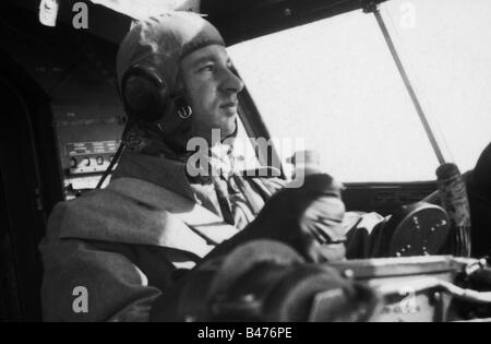 Ereignisse, Zweiter Weltkrieg/zweiter Weltkrieg, Luftkrieg, Personen, Luftwaffenpilot im Cockpit eines Bombers Heinkel 111 während einer Mission gegen Großbritannien, August 1940, 20. Jahrhundert, historisch, historisch, Wehrmacht, Deutschland, Drittes Reich, Soldat, Soldaten, Uniform, Uniformen, fliegende Mütze, Mützen, Anzug, Schlacht um Großbritannien, He111, He-111, Lenkung, Stab, Stab Flieger, Flieger, Piloten, Hauptmann Lonicer, Kapitän, Leute, vierziger Jahre, Stockfoto