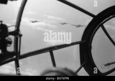 Ereignisse, Zweiter Weltkrieg/Zweiter Weltkrieg, Luftkrieg, Flugzeuge, Details/Innenräume, Blick aus dem Cockpit eines deutschen Bombers Heinkel He 111, Formation auf dem Weg nach England, August 1940, Bomber, Flugstation, He-111, He111, MG, Luftwaffe, Wehrmacht, 20. Jahrhundert, historisch, historisch, Flugzeug, Flugzeuge, Deutschland, Drittes Reich, Schlacht von Großbritannien, Wolken, vierziger Jahre, Stockfoto