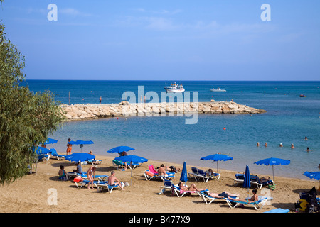 ANSICHT VON PERNERA BEACH IN DER NÄHE VON PARALIMNI, PROTARAS, ZYPERN MIT VIELEN BLAUEN SCHIRME UND GOLDENEM SAND Stockfoto