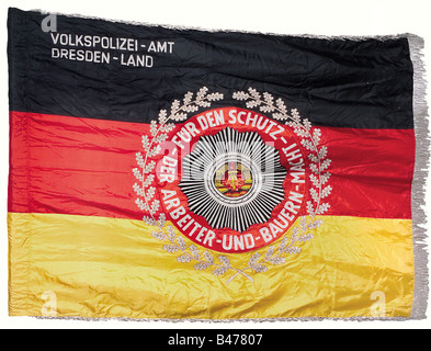 Die DDR-Volkspolizei., EIN Banner für das Landesamt Dresden. Seidenbanner mit silberfarbiger Randzone. Die Aufschrift oben links lautet: "Volkspolizei-Amt Dresden Land" (Regionalamt Volkspolizei Dresden) und auf einem Stern "Für den Schutz der Arbeiter-und-Bauern-Macht" (Zum Schutz der Arbeiter- und Bauernmacht) und mit einem Eichenblattkranz ist ein gesticktes Landeswappchen angebracht. Ca. 155 x 116 cm historisch, historisch, 20. Jahrhundert, DDR, Ostdeutschland, Ostdeutschland, Ostdeutsch, Ostdeutsch, Objekt, Objekte, Stills, Clipping, Cut Out, Cut-out, cu, Stockfoto