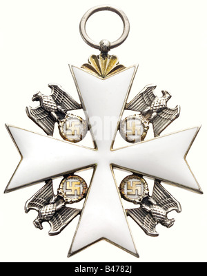 Ein Orden Deutscher Adler, ein Kreuz der 1. Klasse, 1943 - 1945. Silber, vergoldet und emailliert, 50 x 50 mm, Gewicht 26,5 g. In den Ecken silberne Adler mit goldenem Eichenblattkranz und Swastika, silberner Ring (OEK 3467). Historisch, historisch, 1930er, 20. Jahrhundert, Auszeichnungen, Preis, Deutsches Reich, Drittes Reich, NS-Zeit, Nationalsozialismus, Objekt, Objekte, Stills, Medaille, Dekoration, Medaillen, Dekorationen, Clipping, herausschneiden, herausschneiden, herausschneiden, Ehre, Ehre, Ehre, Nationalsozialistische, Nazizeit, Nazizeit, Nazizeit Symbol, Symbole, Emblem, Embleme, Insignien, Stockfoto