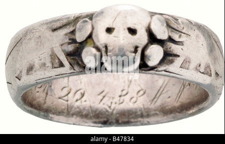 Ein SS-Totenkopfring, Silber. Nach Maß von den Gahr Juwelieren in München,  zusammengelötet unter dem separat aufgebrachten Kopf des Todes. Hat eine  Widmungsgravur auf der Innenseite, S. lb. Von Weppeler 20.4.38 H. Himmler' (