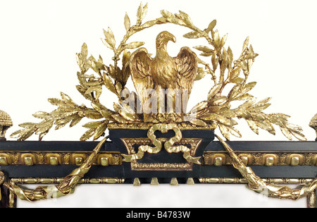 Ein herrlicher Spiegel, Frankreich, 2. Reich, zwischen 1852-1870. Reich geschnitzter und mit Putz verzierter Rahmen, stellenweise vergoldet. Oben ein Kaiseradler in einem Lorbeerkranz mit Lorbeerkranz unten. Blumenschmuck an den Seiten, und auf der Unterseite befindet sich eine Inschriftentafel mit dem kaiserlichen Monogramm 'N'. Putzschmuck ist gerissen. Neue Vergoldung auf der obversen Seite, stellenweise mit klarem Mantel bedeckt. Reste der alten Vergoldung sind noch sichtbar. Hat ein neues Spiegelglas. 93 x 121 cm. Abmessungen des Rahmens: 164 x 209 cm. Beeindruckendes, dekoratives Objekt aus der Epoche Napoléons Stockfoto