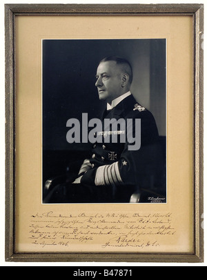 GroßAdmiral Erich Raeder (1876-1960)., Ein offizielles Präsentationsfoto für Admiral Conrad Albrecht, 1936. Großformatiges Studio-Foto, Raeder in Uniform als General-Admiral, rechts unten eingeschrieben 'F. Langhammer Lichtbildner Kassel'. Auf Passepartout mit sehr persönlichem Einsatz von Raeder: Dem Befehlshabenden Admiral der Marinestation der Ostsee, Admiral Albrecht, mein hochgeschätzter Mitsoldat der BDA-Einheit, dessen treuer Rat und verdiente Zusammenarbeit in den wichtigsten Positionen, die ich sehr schulde, in herzlicher Dankbarkeit und Treue, Stockfoto