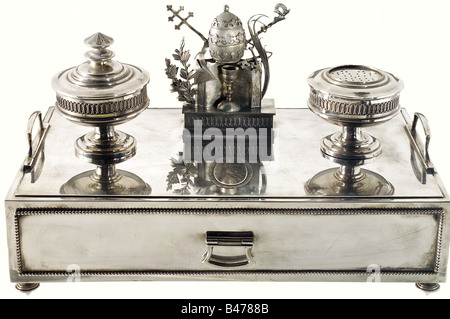 Papst PiusII. - ein silberner Schreibsatz., Box mit seitlichen Griffen, vor dem päpstlichen Wappen, also der Taube des Friedens, die einen Olivenzweig in seinem Schnabel trägt und auf einem drei gehillten Berg, unter einem Balken und fließendem Wasser sitzt. Umrankt ist es das Motto "Opus Justitae Pax" von Papst Paul XII (Das Werk der Gerechtigkeit ist Frieden, Is, 32, 17). Auf einem Sockel im Rücken befindet sich der päpstliche Tiara, der von Kreuz und Krosier flankiert wird und auf der Heiligen Schrift und dem Kelch steht, der von Lorbeer und Palmblättern umrahmt wird. Daneben befinden sich eine abnehmbare Tintenmulde und ein Sandbehälter. W, Stockfoto