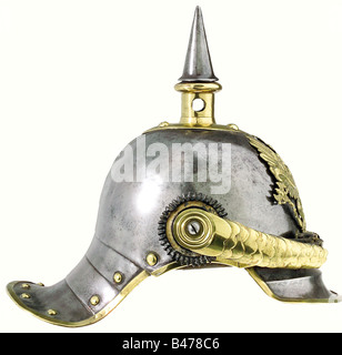 Preßburg: Ein Helm für Trojer, für Kürassiere der Linie, Muster von 1867. Messingbesatz aus Stahl, der einige alte Reparaturen zeigt. Messingbeschläge. Die Platte wurde während des aktiven Betriebs ausgetauscht. Die von diesem hinterlassenen Zwillingslöcher waren fachmännisch gefüllt. Kamerierte Chinskalen, nicht Original(?), und eine staatliche Kakade auf der rechten Seite. Eine gestempelte Markierung unter der linken Rosette. Visier und Nackenschutz sind lackiert, das Lederfutter weist Verschleißspuren auf. Größe 54. Historisch, historisch, 19. Jahrhundert, Helm, Helme, Kopfbedeckung, Kopfbedeckungen, Schutz, Schutz, Uniform, unifo, Stockfoto